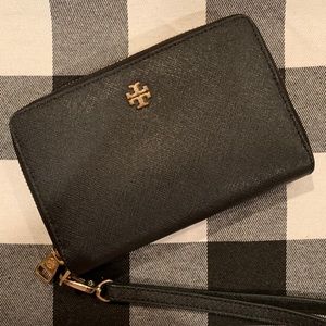Tory Burch Robinson Continental Wallet in black